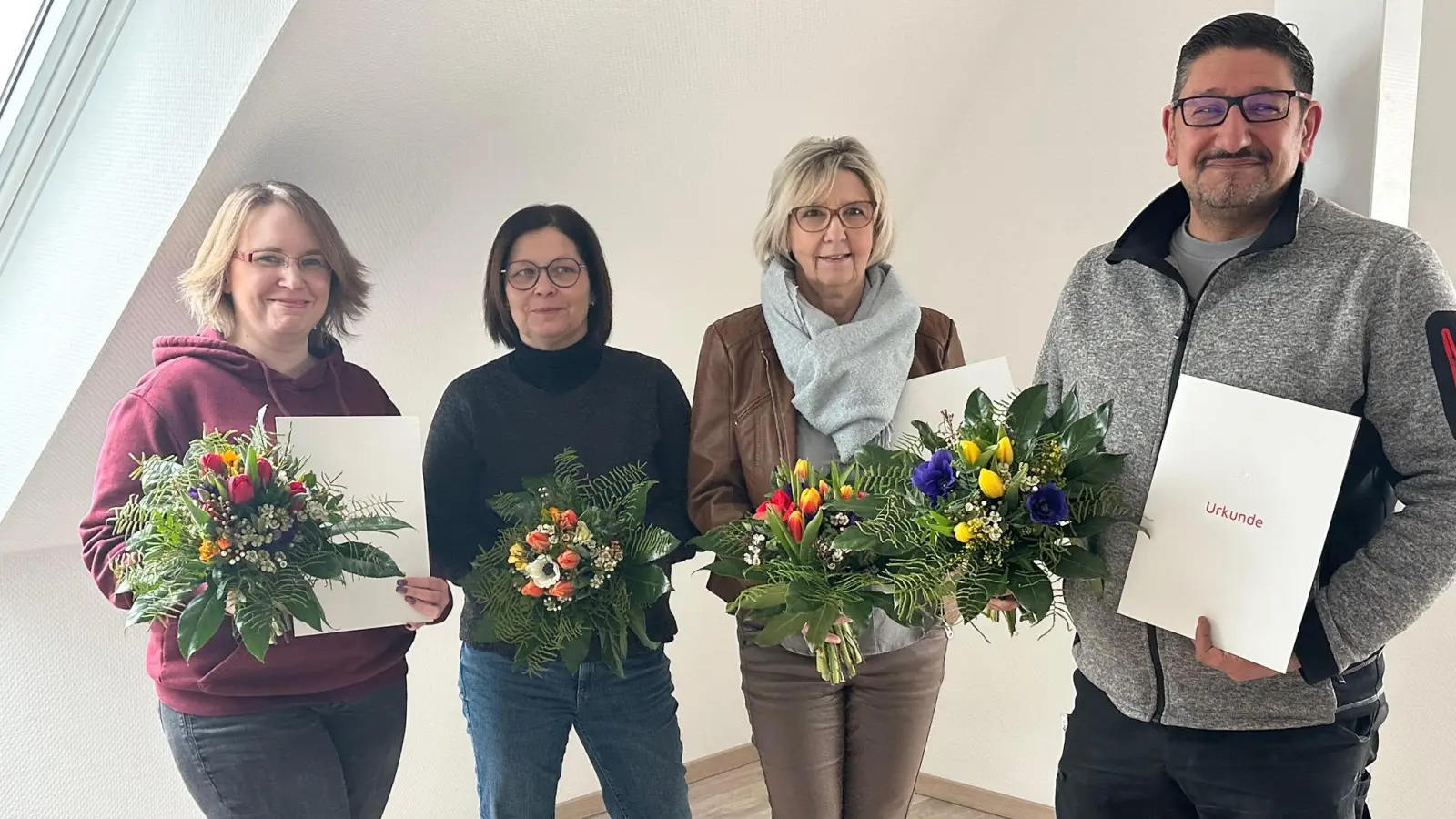 Mit Urkunde und Blumenstrauß (v.li.) Nicole Geise, Silke Heiche, Veronika Burghardt und Michele Sciacca. (Foto: Johanniter)