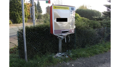 Mutmaßlich aufgesprengter Zigarettenautomat. (Foto: Polizei Minden-Lübbecke)