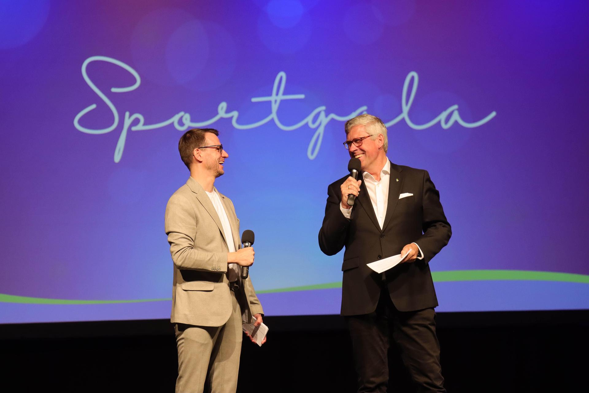 Auf der Bühne (v.li.): Tobias Rademacher und Bürgermeister Carsten Piellusch. (Foto: tau)