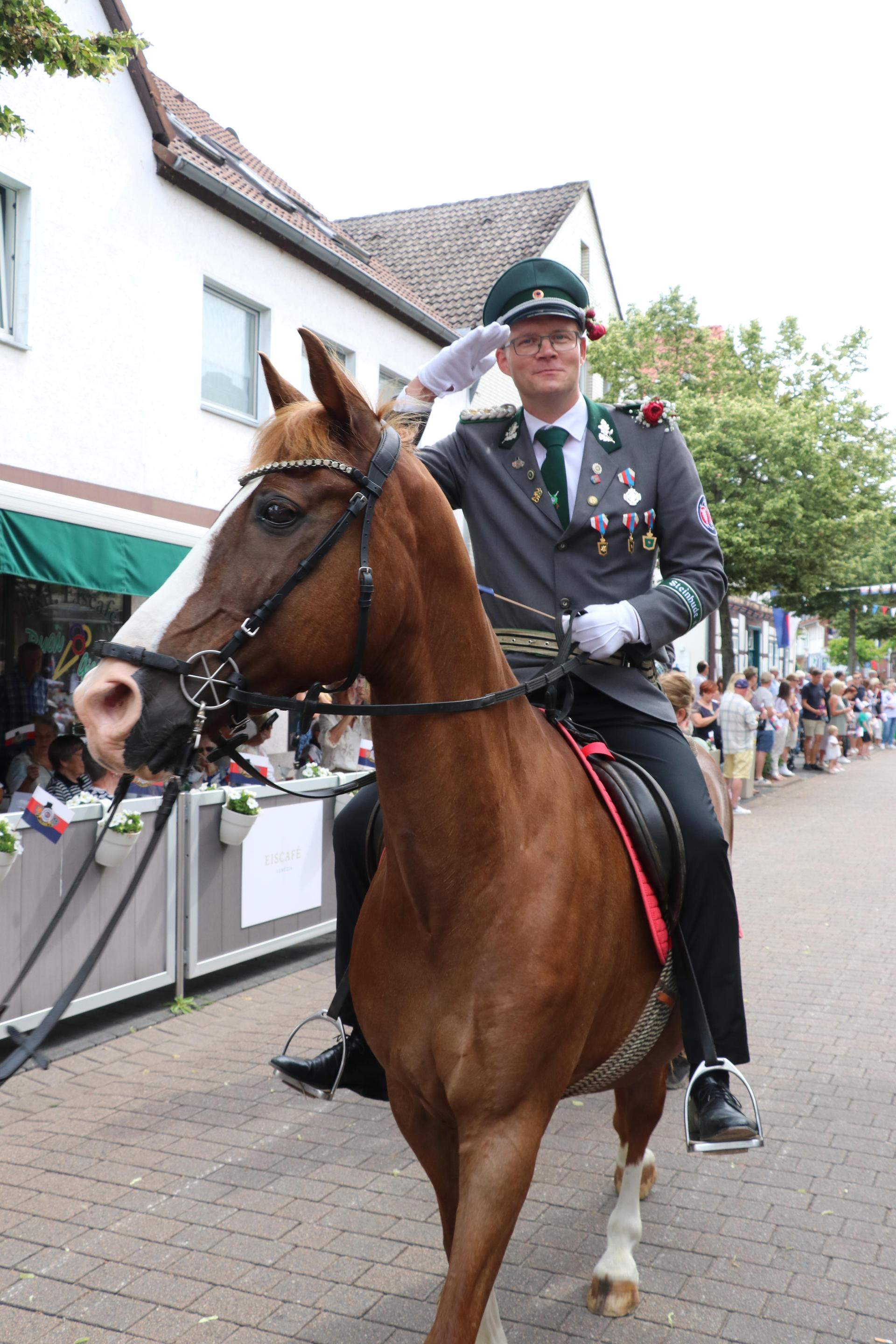 Das erste Mal mit Pferd Henri: Schützenoberst Stephan Meuter. (Foto: gi)