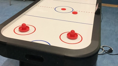 In der Grundschule wird jetzt auch Airhockey gespielt.  (Foto: privat)