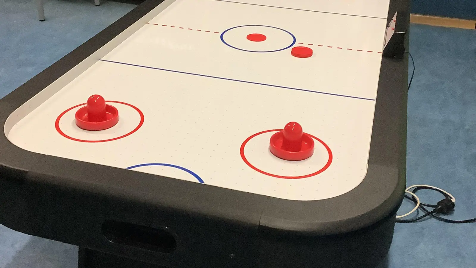 In der Grundschule wird jetzt auch Airhockey gespielt.  (Foto: privat)