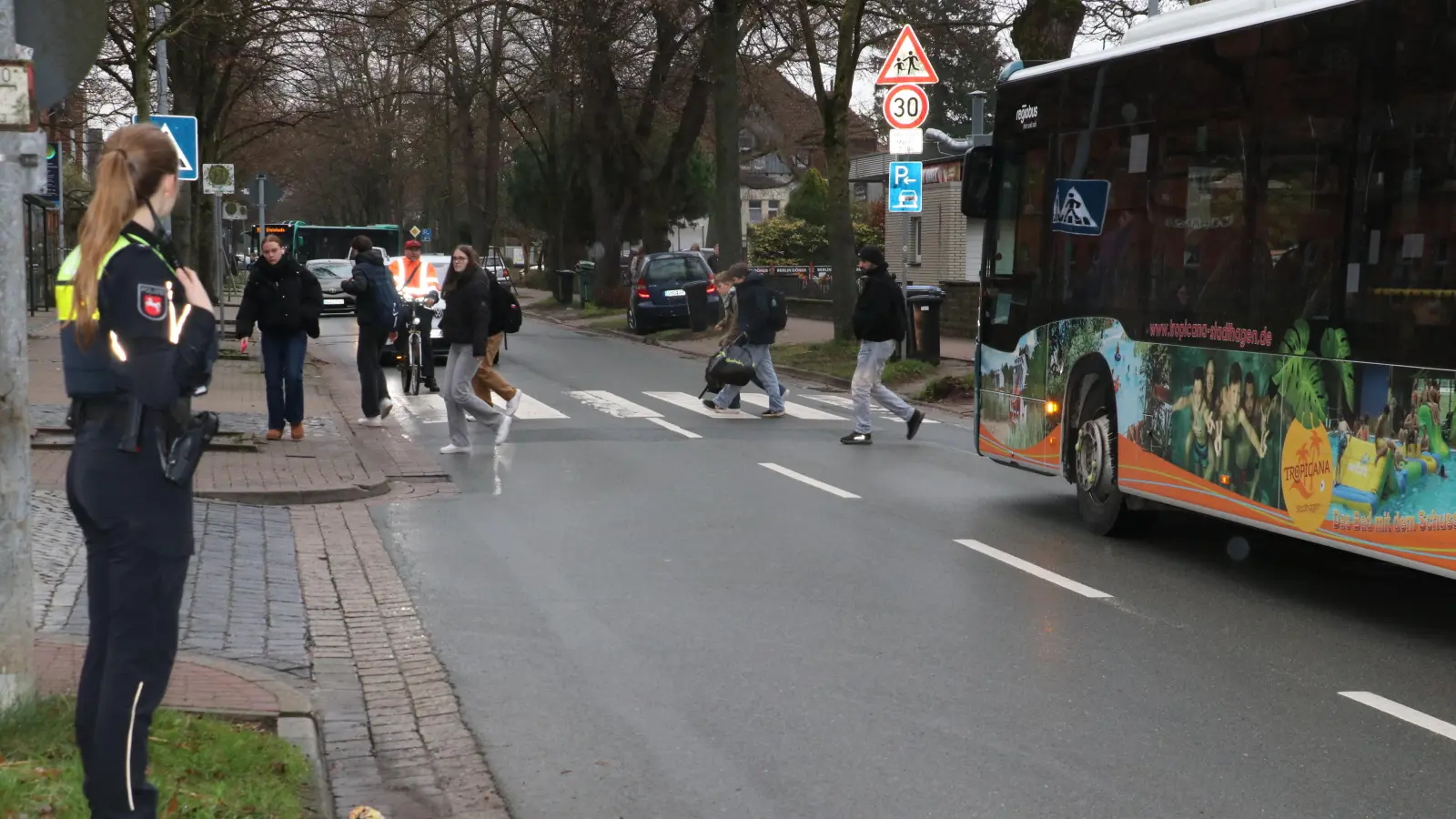 Vor Ort: Kontaktbeamtin Chatarina Bode macht sich ein Bild von der Situation. (Foto: gi)