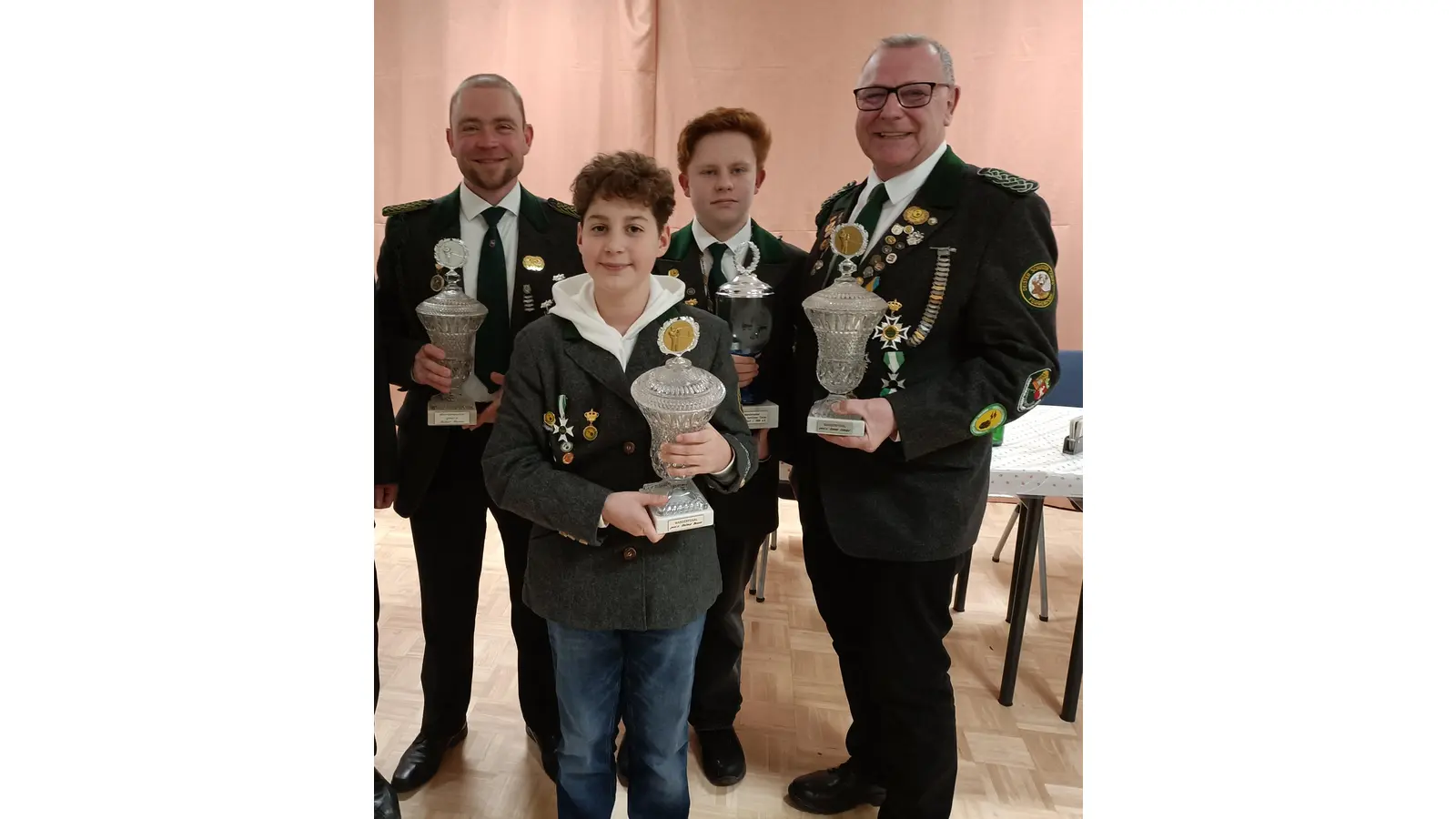 Pokale für Schießleistungen v.l.n.r. Andreas Reich, Lian Tadeo Bernsee, Lennox Reich und Thomas Dressler. (Foto: Wilfried Mundt )