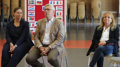 Stellten sich den Fragen der Schülerinnen und Schüler (v.li.): Wiebke Osigus und Carsten Pielusch begleitet von Helga Radtke. (Foto: wb)