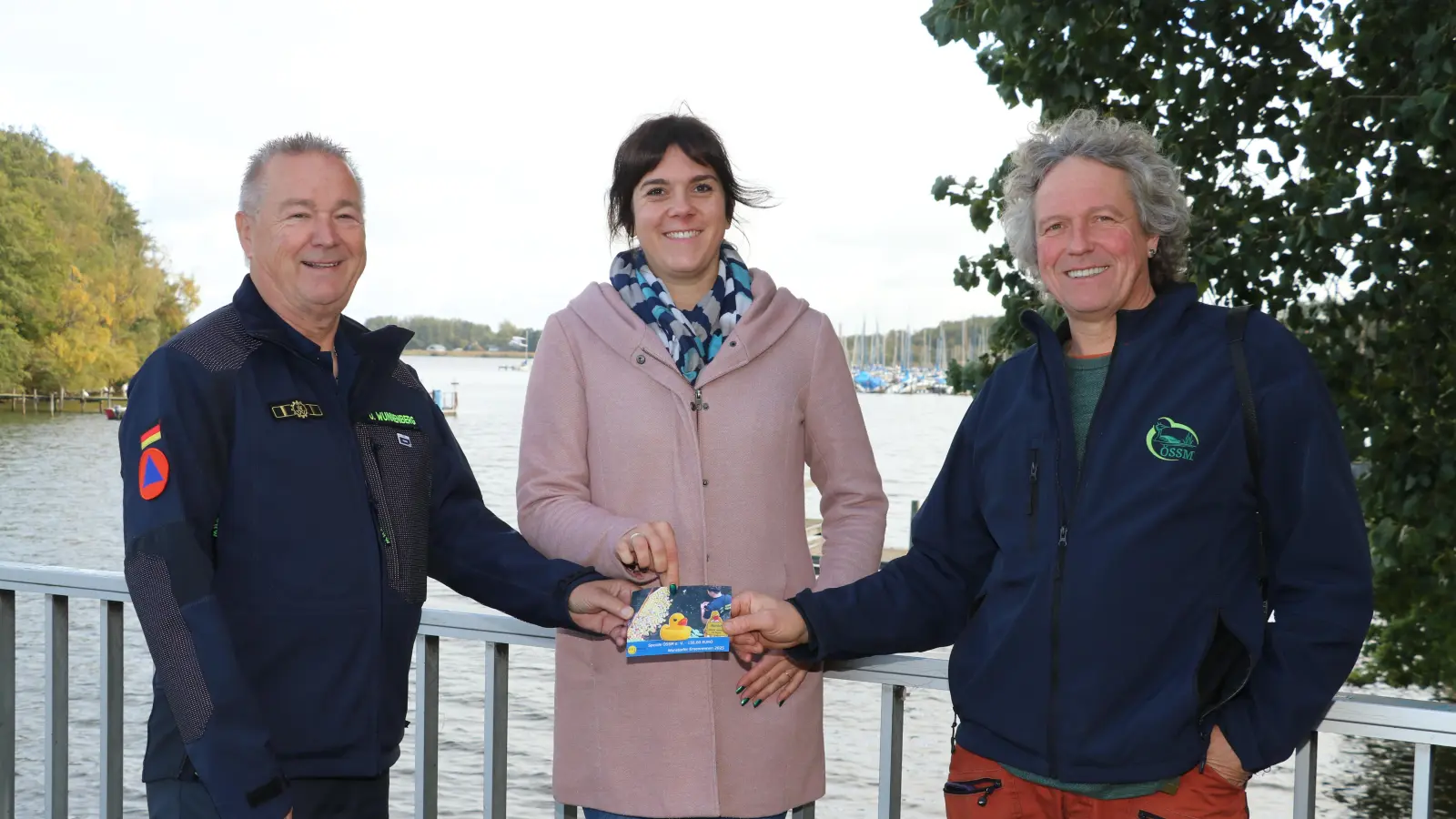 Bei der Spendenübergabe (v.li.) Udo Wunnenberg, Tanja Berg überreichen und Thomas Beuster. (Foto: gi)