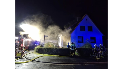 Einsatzkräfte retten Bewohner und Hund. (Foto: Feuerwehr)