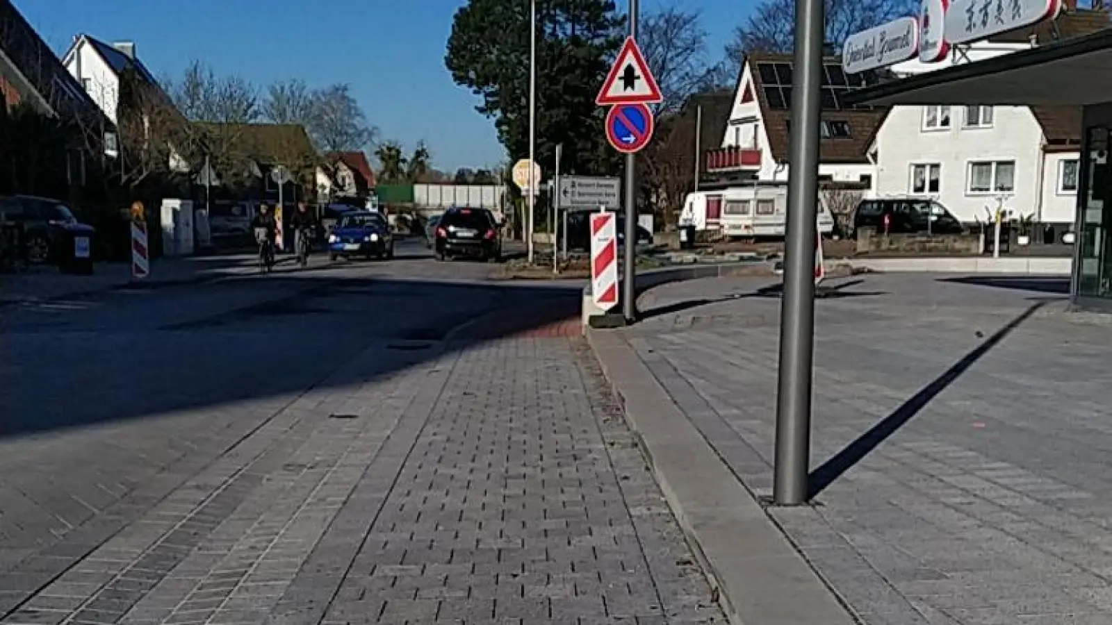 Zu unklar gestaltet: Schilder und Bordstein suggerieren eine Parkfläche. (Foto: privat)