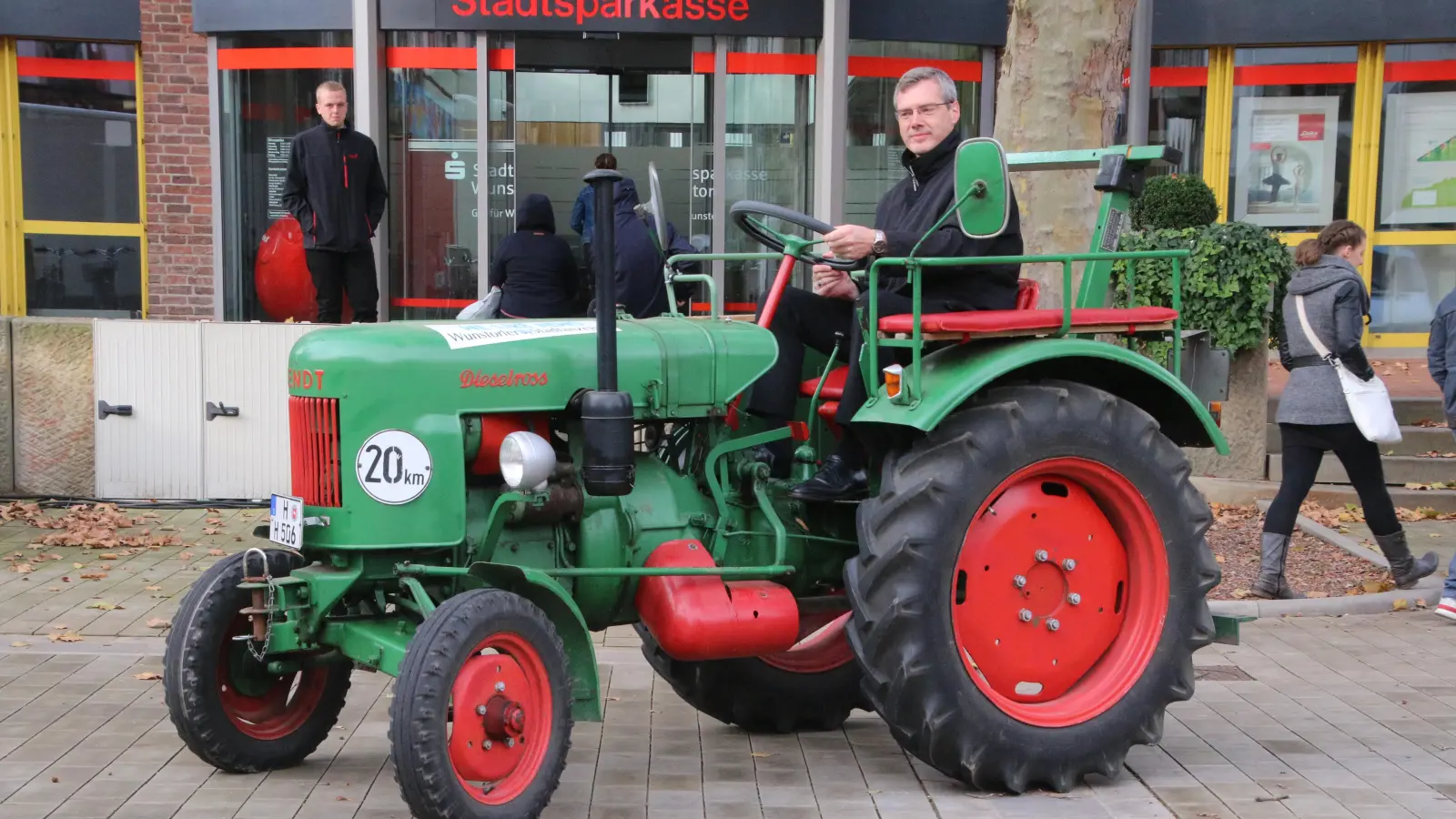Weiß auch mit einem Oldtimer-Trecker umzugehen: Bischof Dr. Heiner Wilmer dreht auf dem Marktplatz in Wunstorf ein paar Runden. (Foto: gi)
