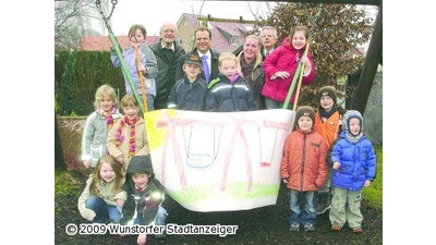 Kinder bekommen neue Schaukel (Foto: rp)