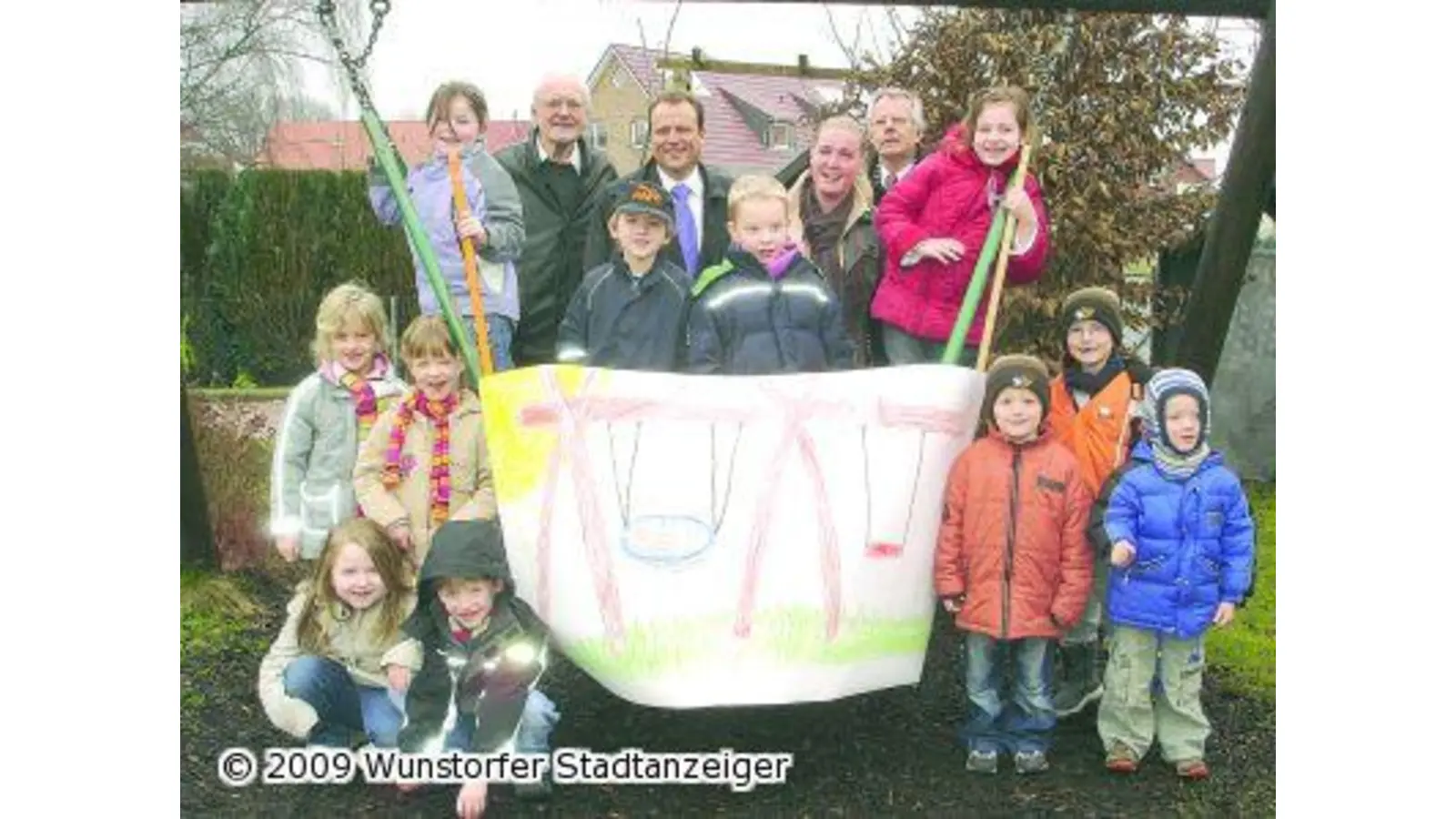 Kinder bekommen neue Schaukel (Foto: rp)