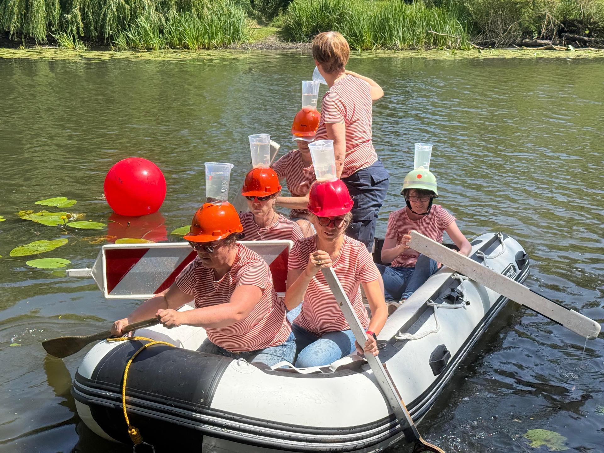 Gemeinsam anpacken: Die Teams müssen verschiedene Aufgaben lösen.  (Foto: Feuerwehr)