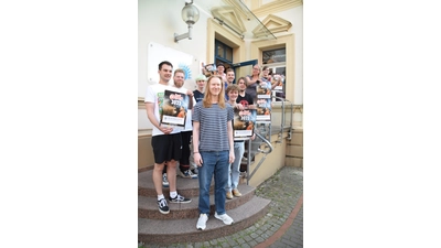 Die Nachwuchsmusiker mit Renate Junklewitz (2. v.r.) und Steven Laurich (hinten links) vor dem Kulturzentrum Alte Polizei. (Foto: ab)