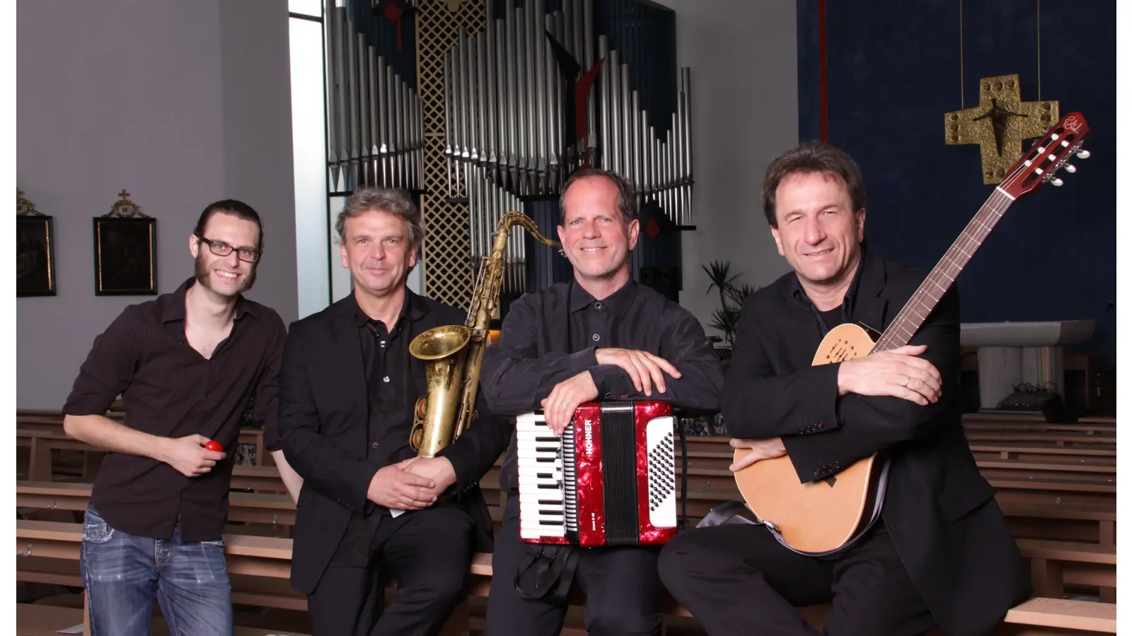 Der christliche Liedermacher Clemens Bittlinger mit seiner Band, zusätzlich verstärkt durch einen Saxophonisten, macht Station in Rinteln. (Foto: Erika Hemmerich)