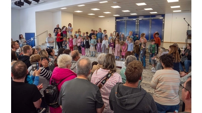 Der Kindergartenchor unter der Leitung von Beata Giemula begeisterte alle (Foto: wk)