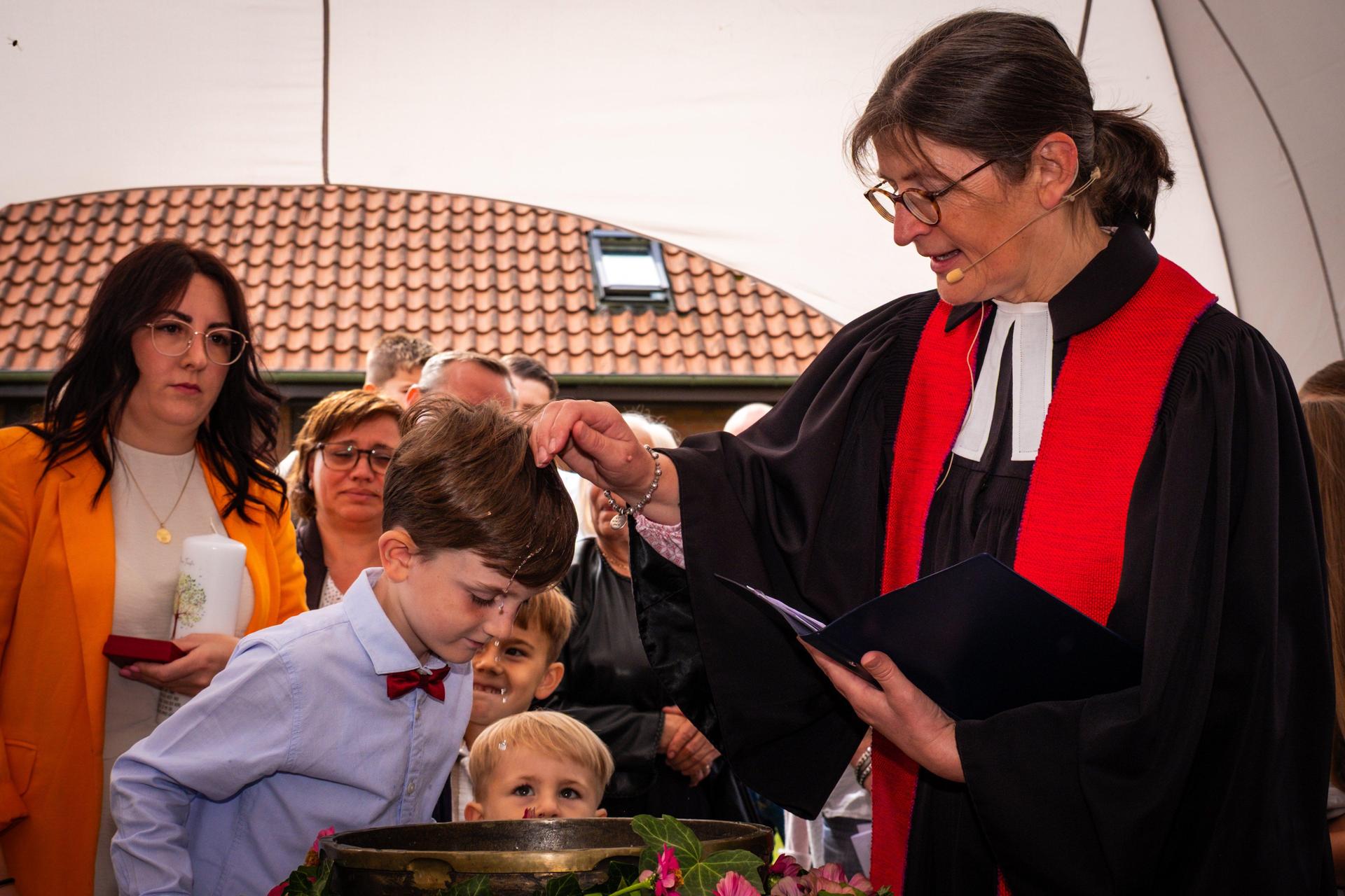 Bei der Taufe: Pastorin Susanne von Stemm. (Foto: privat)
