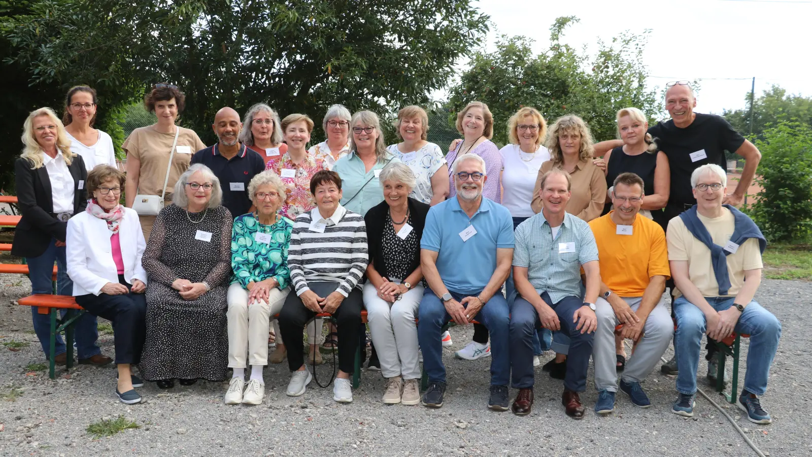 Große Freude beim Klassentreffen: Die Ehemaligen aus der Klasse C des Jahrganges 1972 der Oststadtschule.  (Foto: gi)