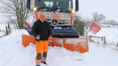 Daumen hoch: Marko Kondziella ist mit dem neuen Mercedes Arocs im Winterdienst unterwegs und sorgt für schnee- und eisfreie Straßen. (Foto: gi)