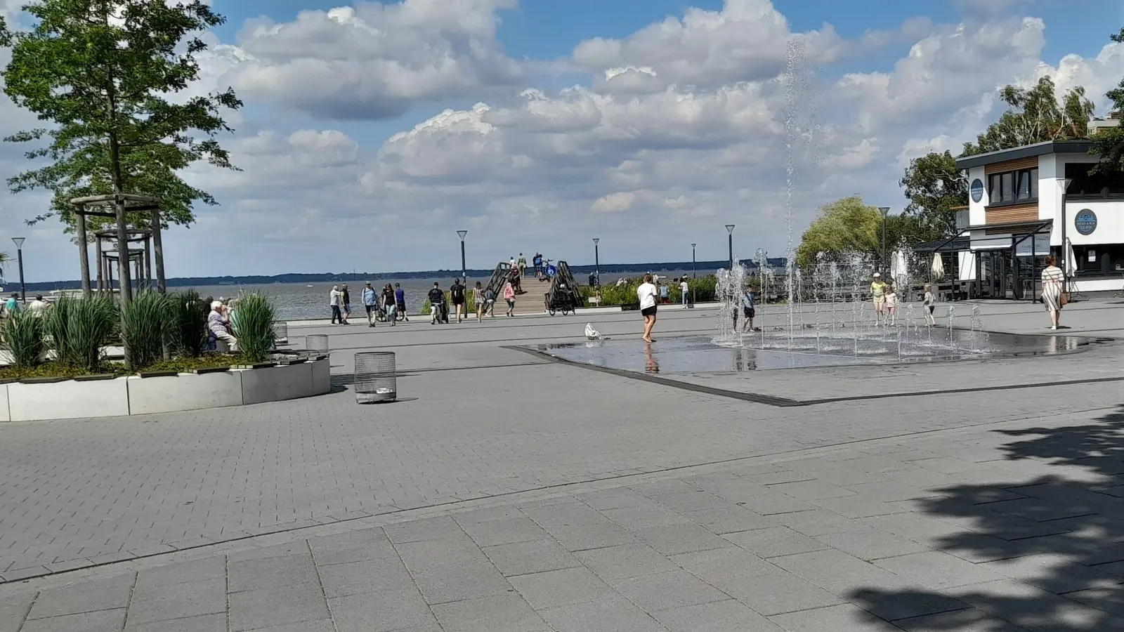 Im Sommer oft zu warm: Der Platz an den Strandterrassen. (Foto: wb)