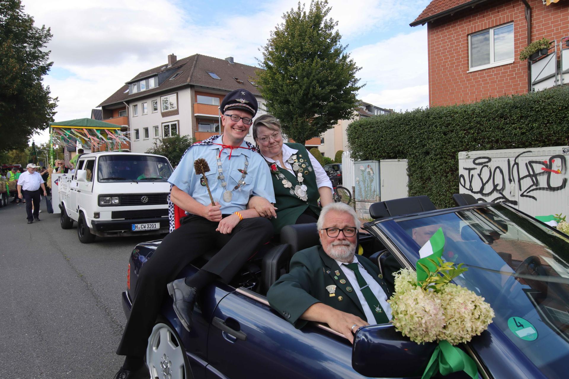 Haben Platz genommen: Bürgerkönig Carsten Pinkvoß und Schützenkönigin Brigitte Rustemeyer. (Foto: tau)