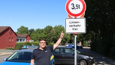 Holger Gaik steht in der Steinhuder-Meer-Straße, hier dürfen keine Fahrzeuge reinfahren mit einem Gesamtgewicht über 3,5Tonnen.  (Foto: gi)