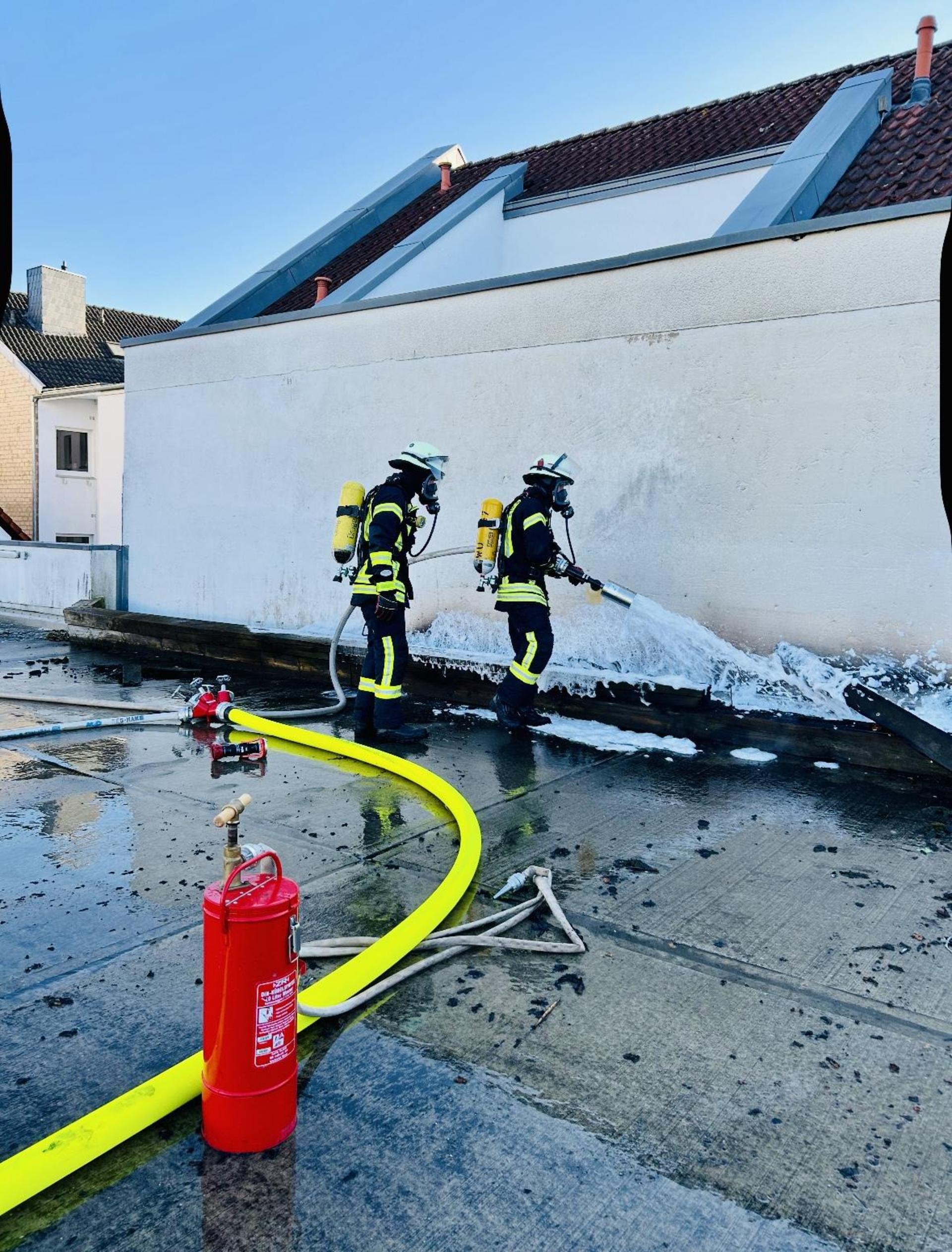 Bei den Löscharbeiten: Einsatzkräfte der Feuerwehr. (Foto: Feuerwehr)