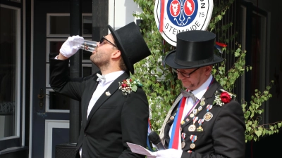 Gegen das Vergessen: Ruven Rintelmann (li.) wird von Willi Rehbock zu einem Klosterfrau-Melissengeist verdonnert. (Foto: gi)