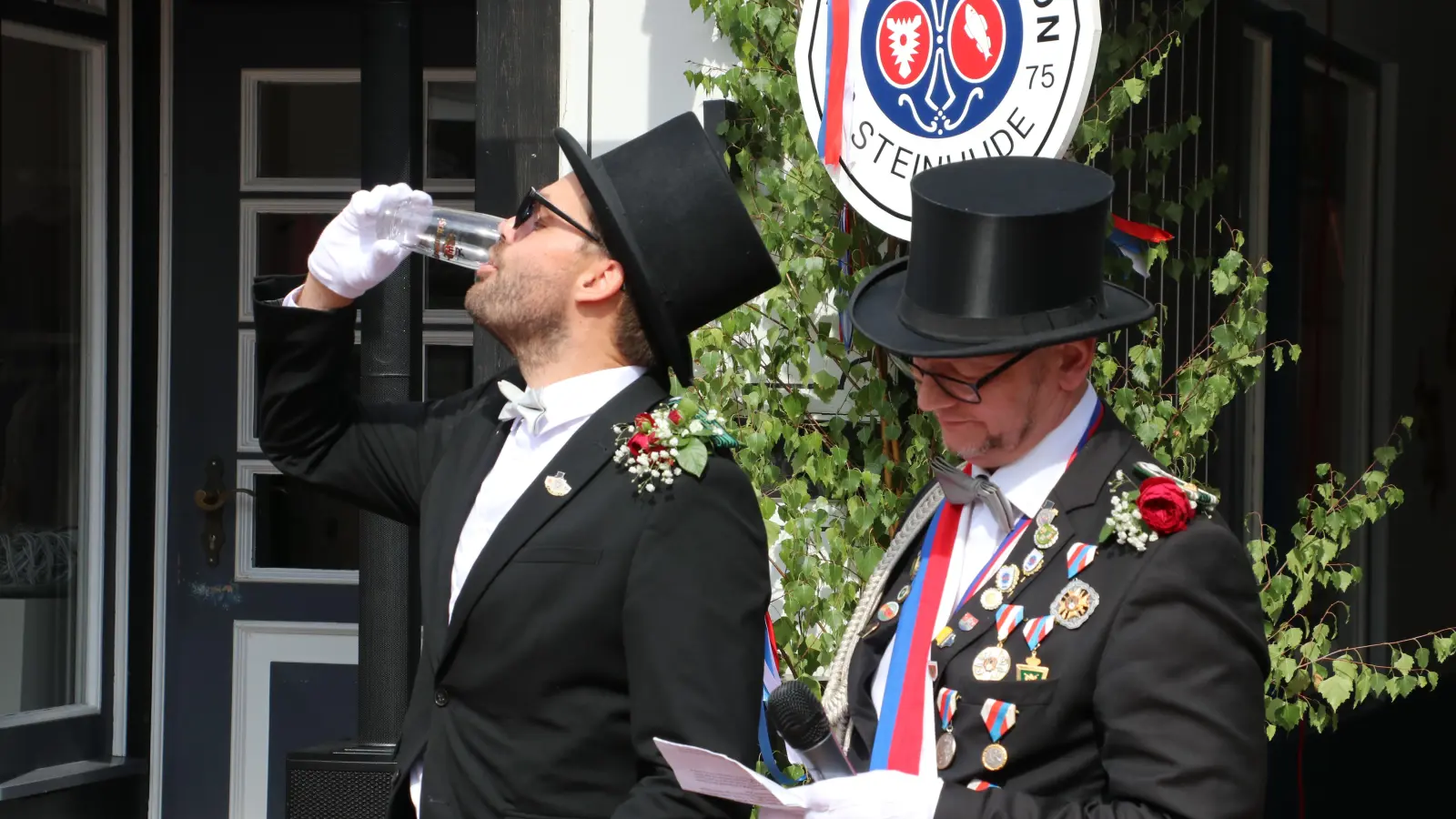 Gegen das Vergessen: Ruven Rintelmann (li.) wird von Willi Rehbock zu einem Klosterfrau-Melissengeist verdonnert. (Foto: gi)