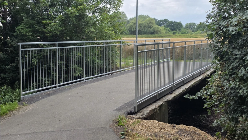Sanierungsbedürftig: Der Betonbaukörper der Brücke. (Foto: tau)