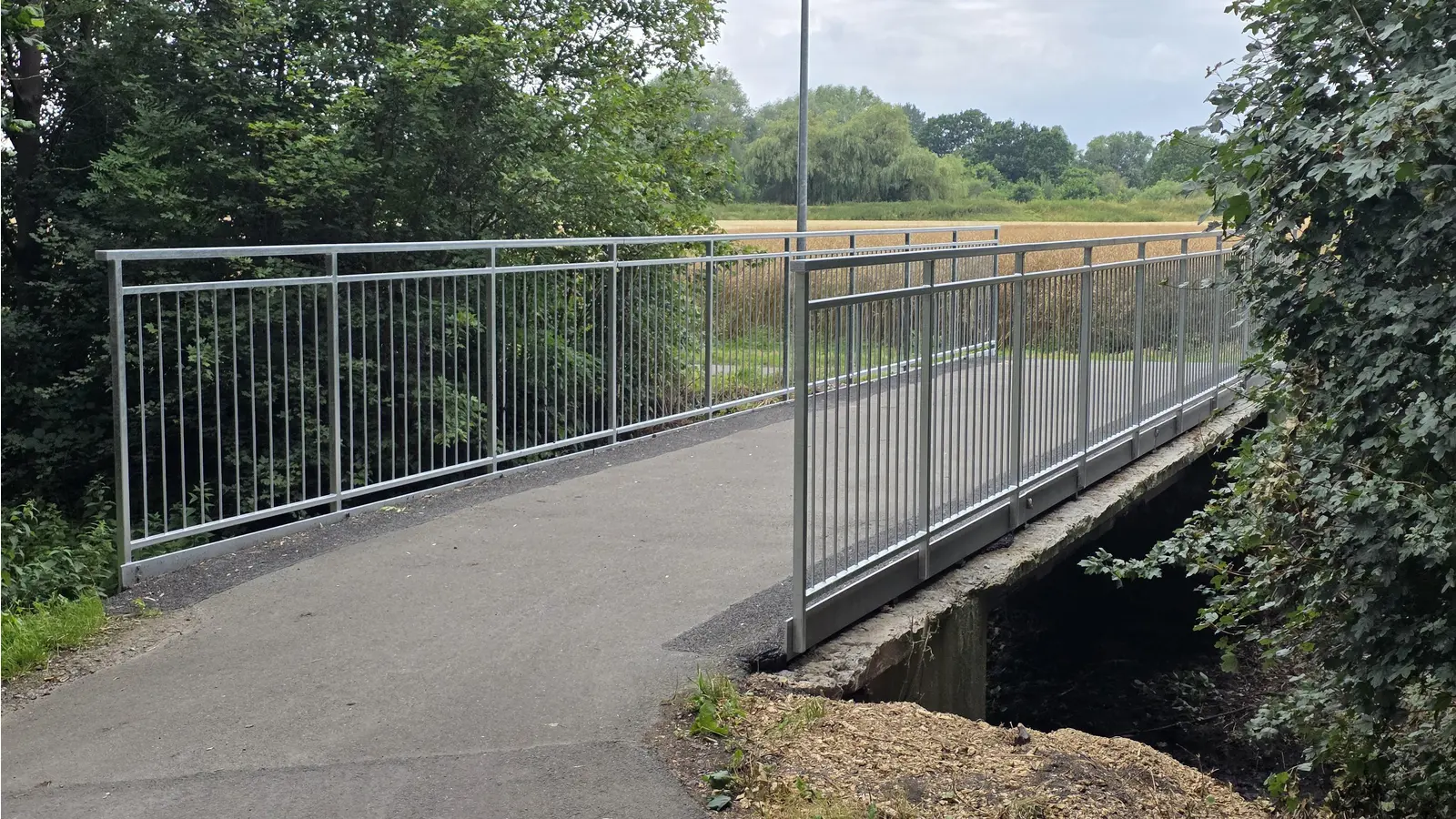 Sanierungsbedürftig: Der Betonbaukörper der Brücke. (Foto: tau)