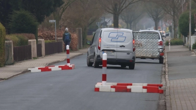 Straßenraum eingeengt: Provisorische Verkehrsinseln werden ersetzt. (Foto: tau)