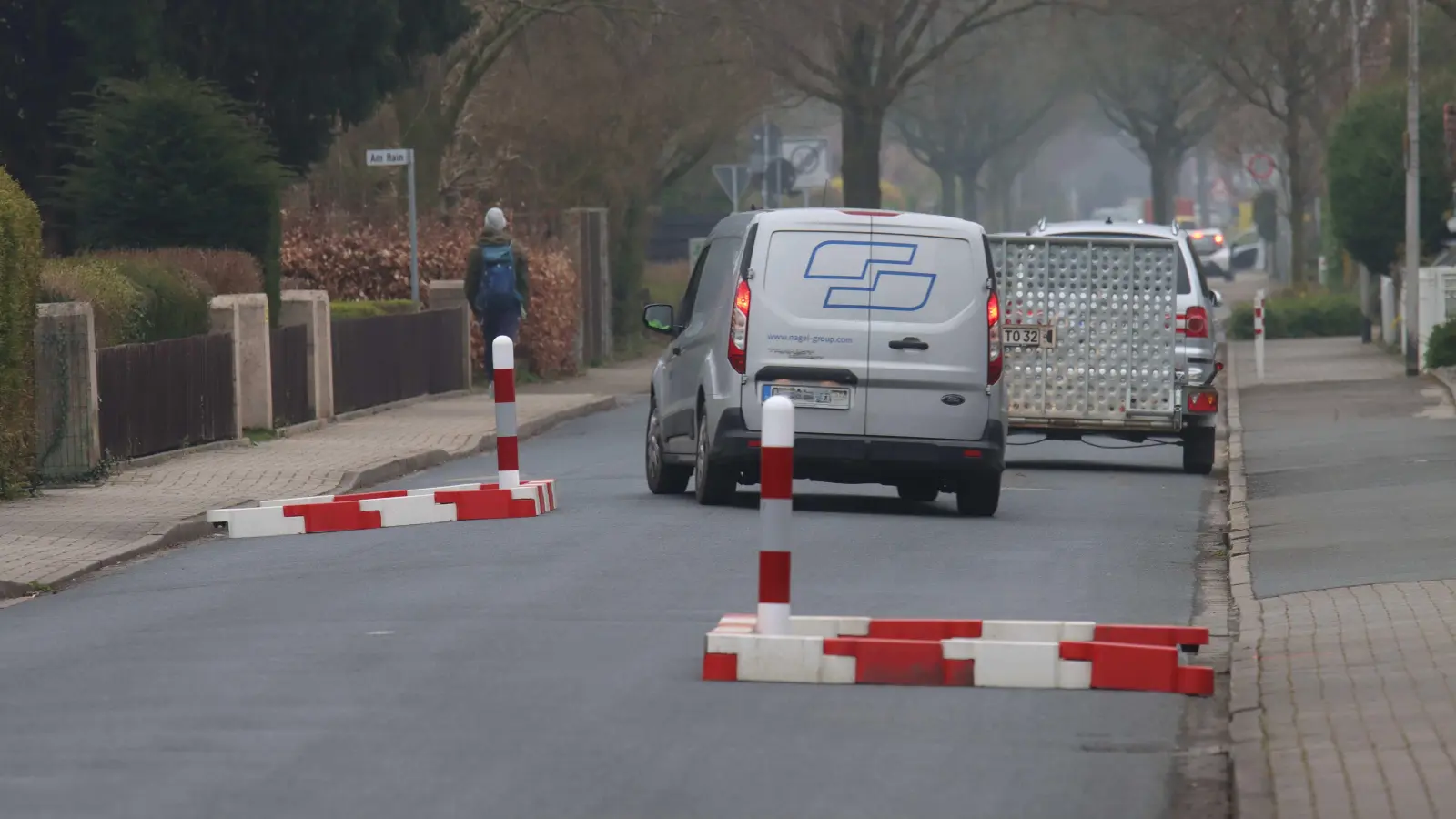 Straßenraum eingeengt: Provisorische Verkehrsinseln werden ersetzt. (Foto: tau)