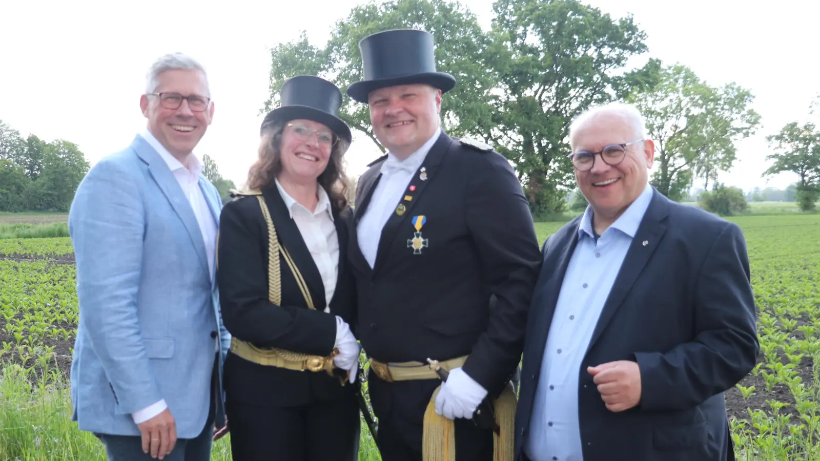 Laden ein (v.li.): Bürgermeister Carsten Piellusch, Adjutantin Daniela Helbsing, Kommandeur Nils Thöldtau und Arbeitskreis Schützenfest-Vorsitzender Thomas Silbermann. (Foto: gi)