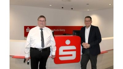 Geschäftsstellenleiter Klaus Gehrke (li.) und Volker Reeh von der Organisationsabteilung der Sparkasse freuen sich, dass die Filiale den Kunden ab Montag wieder mit vollem Service zur Verfügung steht.  (Foto: Borchers, Bastian)