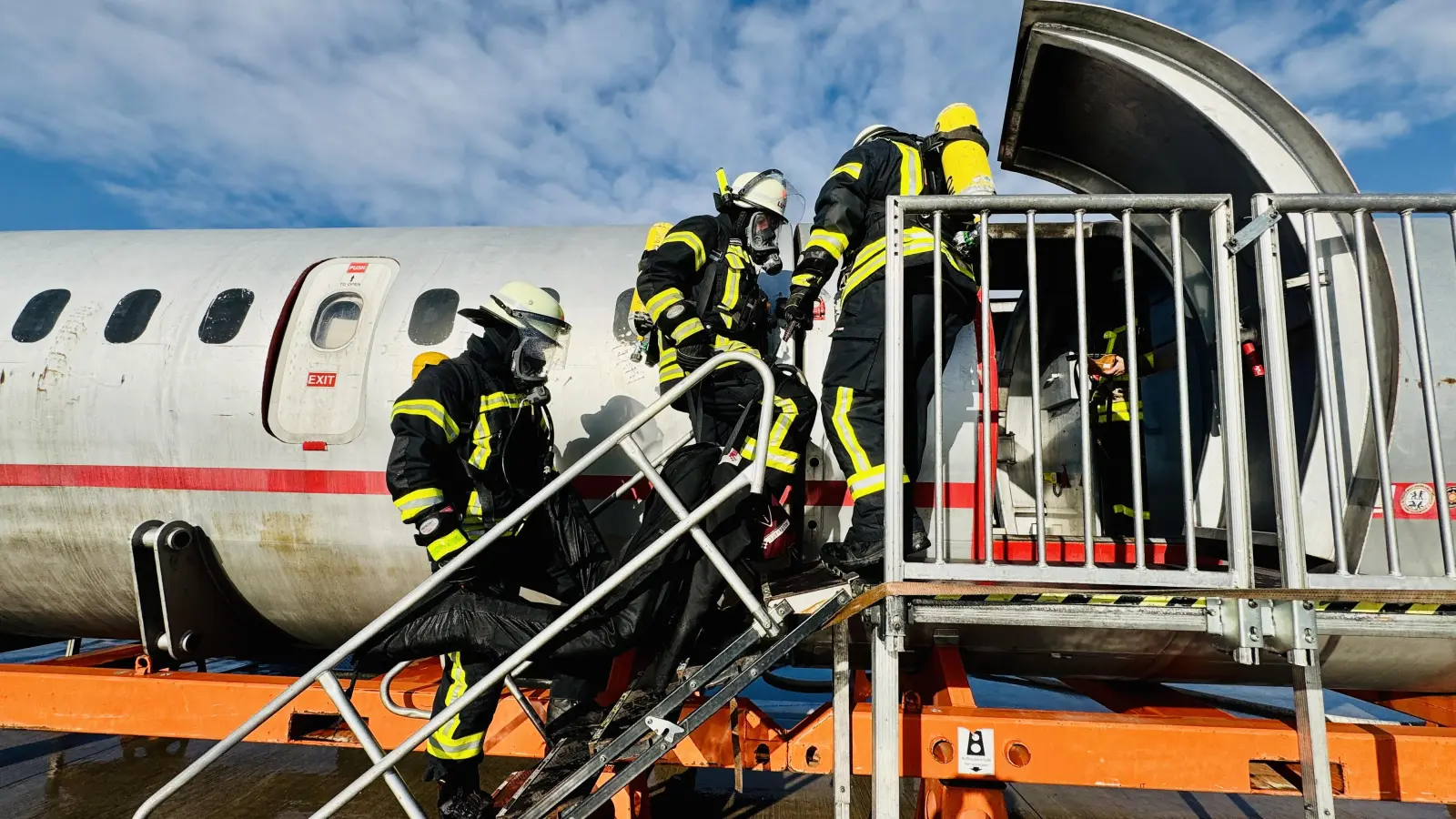 Auf dem Fliegerhorst: Gemeinsame Übung der Stadtfeuerwehr und der Feuerwehr der Bundeswehr. (Foto: Feuerwehr)