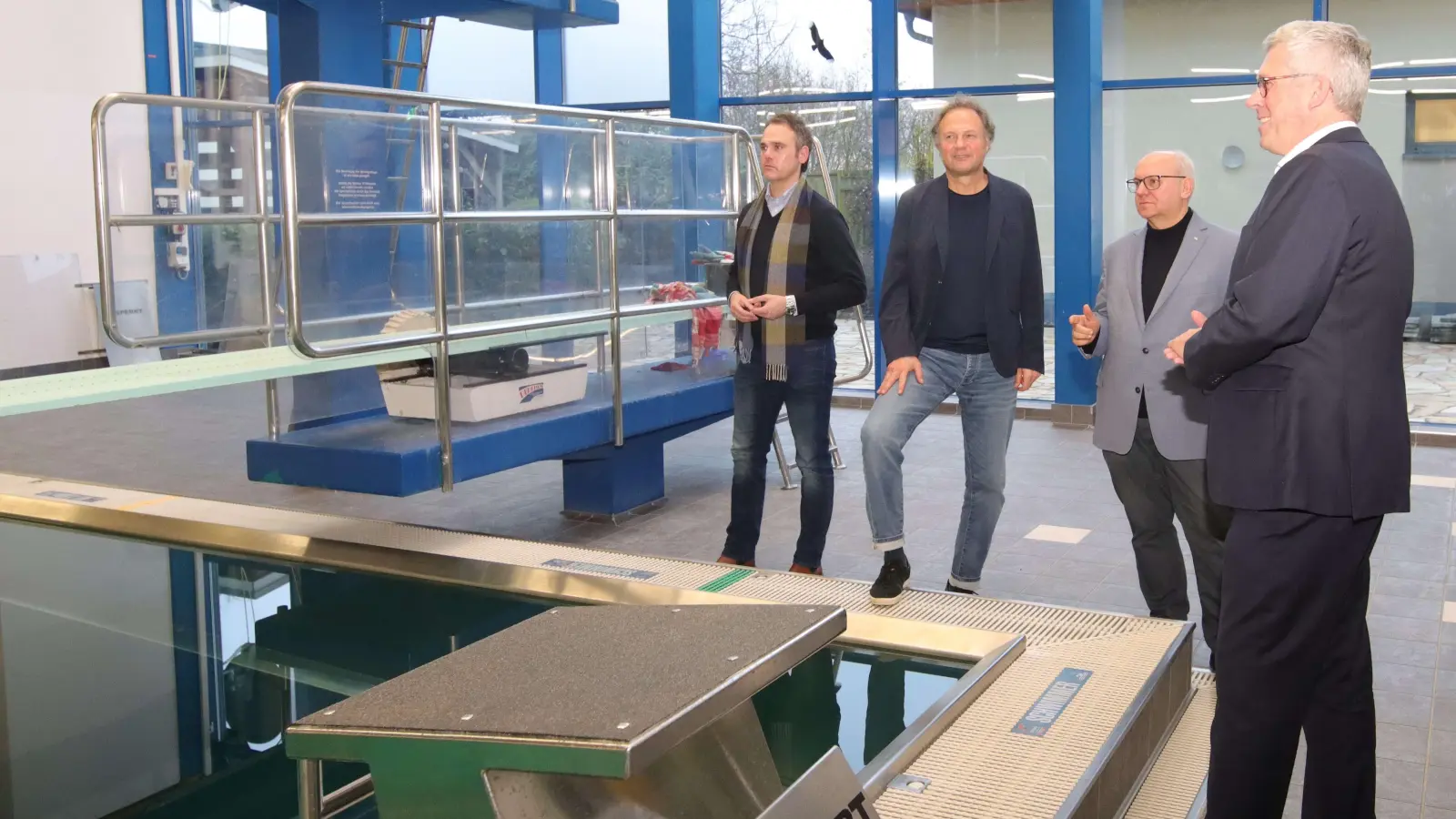 Bei einer Besprechung Dezember 2024 (v.li.): Die beiden Geschäftsführer der Bäderbetriebe Florian Wagner und Cornelius Nolte sowie Aufsichtsratsvorsitzender Thomas Silbermann und Bürgermeister Carsten Piellusch. (Foto: tau)