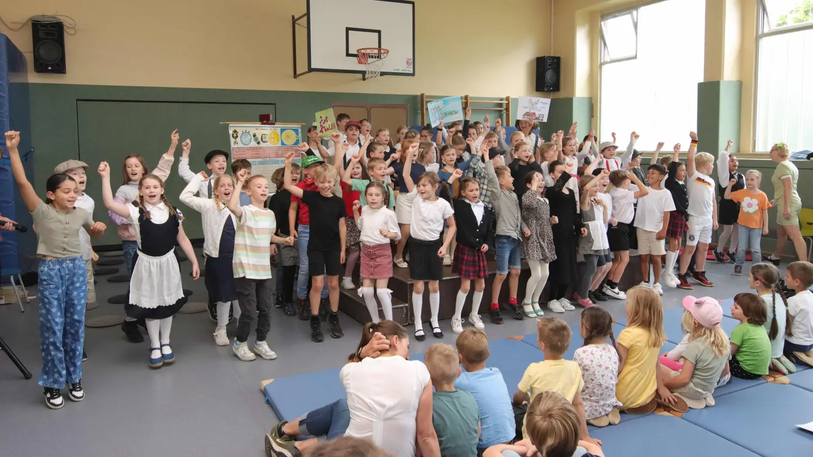 Feiern in der Turnhalle: Die Schüler der Grundschule. (Foto: tau)