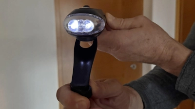 Eine Kurbellampe kann auch ohne Batterien für etwas Licht sorgen. (Foto: ste)