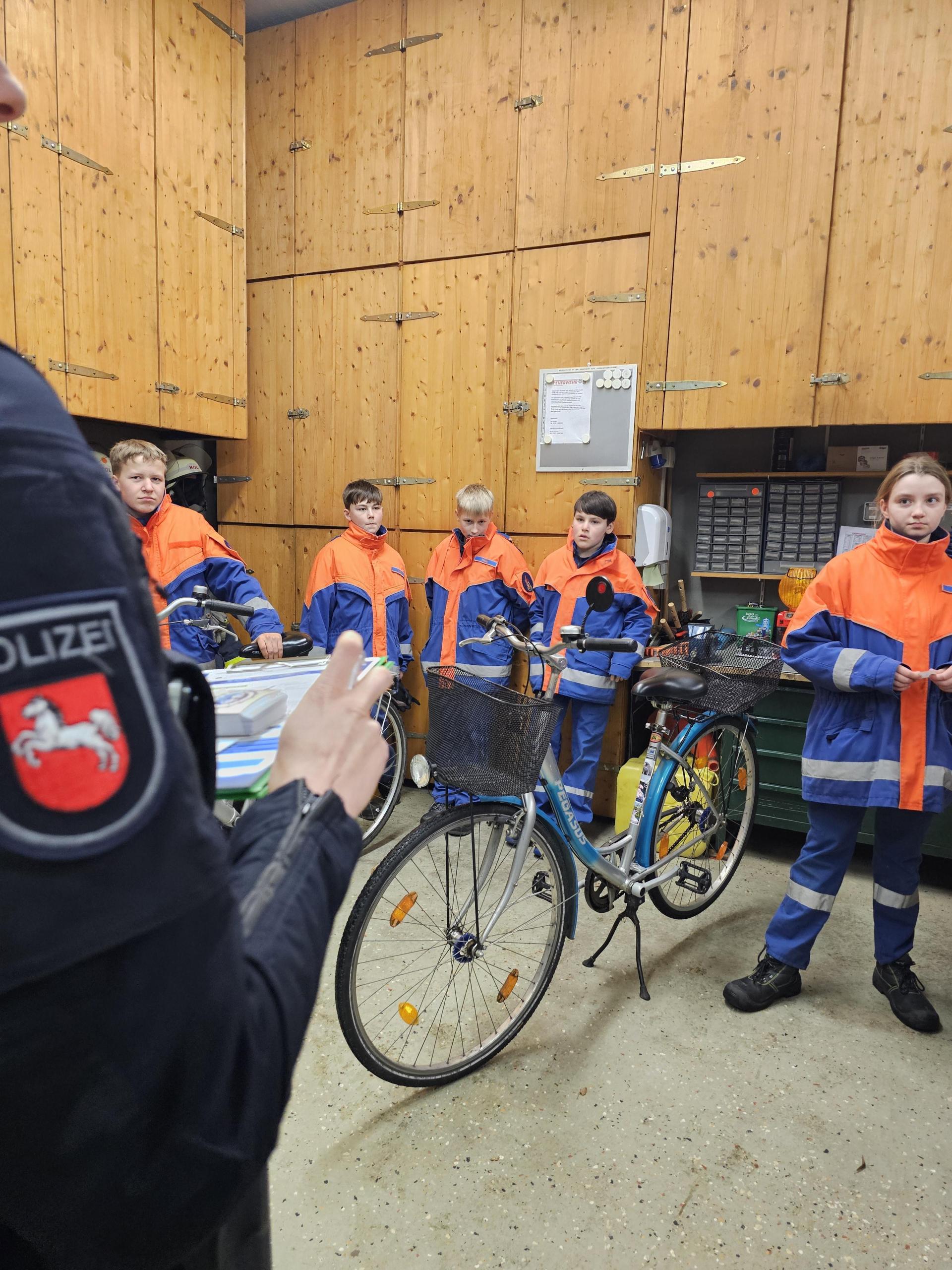 Beim Fahrradcheck: Die Mitglieder der Jugendfeuerwehr Kolenfeld. (Foto: Feuerwehr)