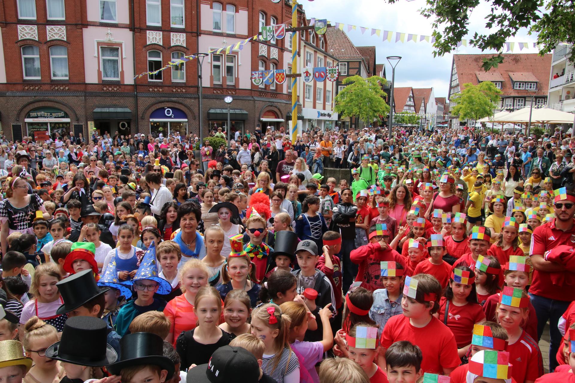 Rappelvolle Innenstadt mit Kindern aus vier Grundschulen. (Foto: gi)