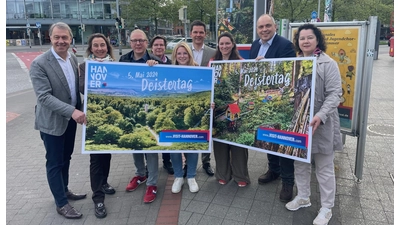 Hans Nolte (HMTG) Amirah Adam (Wennigsen), Timo Muchow (Barsinghausen), Katrin Kreipe (Springe) Michaela Kiemstedt (Bad Münder), Steffen Krach (Regionspräsident) Natalie Lenard (Barsinghausen), Mathias Derlin (Bad Münder), Mirja Engert (Staatsbad Nenndorf) laden zum Deistertag. (Foto: HMTG)