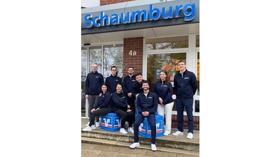 Azubis übernehmen die Verantwortung für die Bad Nenndorfer-Filiale der Volksbank: Tillman Hiller, Carina Gerling, Lucas Bade, Henrike Wilkening, Cedric Kreye, Niiklas Prosgolitis, Cengiz Kaan Kara, Leonie Kremring, Jan-Ole Roska. Auf dem Foto nicht zu sehen, sind die Mitstreiter Lars Honsel, Jasper Wilkening, Jan Deterding. (Foto: nd)