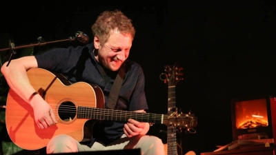 Mit Gitarre: Kuersche. (Foto: Kuersche/Michael Kruppe)