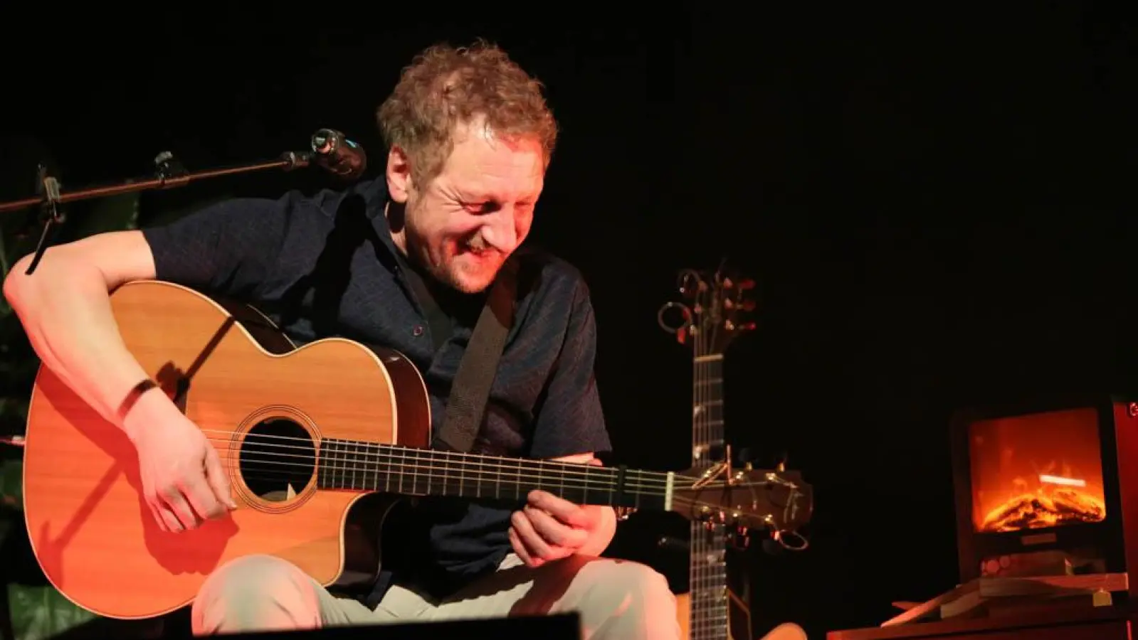 Mit Gitarre: Kuersche. (Foto: Kuersche/Michael Kruppe)