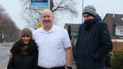 Bushaltestelle Ebelingstraße: Während Mark (Mitte) sich trotz Kälte wohlfühlt, frieren Nesrin (li.) und Christopher in ihren warmen Winterbekleidungen.  (Foto: gi)