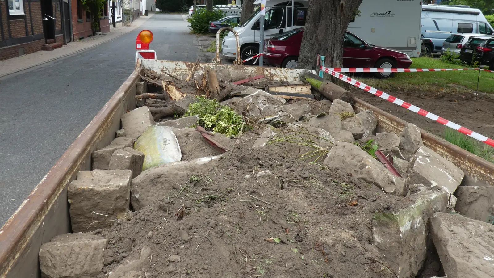 Liegen auf einem Container: Die Steine der Grundmauer. (Foto: privat)