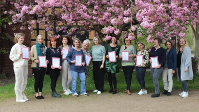 Mit Zertifikat: Die Teilnehmerinnen des Kurses. (Foto: tau)