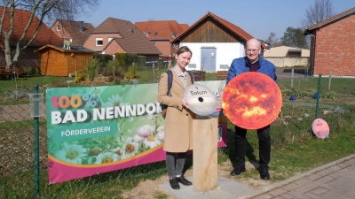 Oberstufenkursteilnehmerin Johanna Küster und Ole Gleiche stellen die Planeten an den Bürgergärten vor. (Foto: gk)